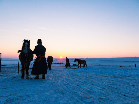 冬季清晨草原蒙古族生活
