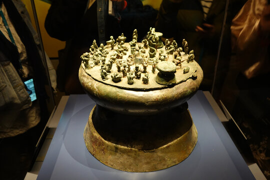 西汉文物杀人祭柱青铜贮贝器
