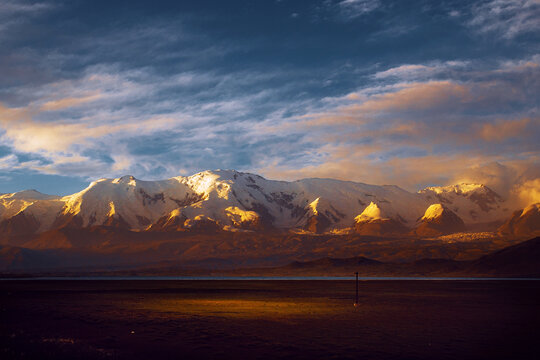 新疆雪山日出