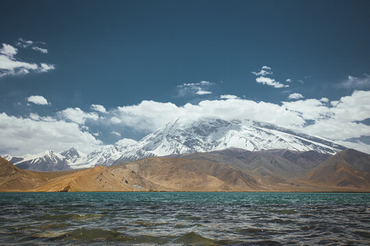 南疆湖雪山