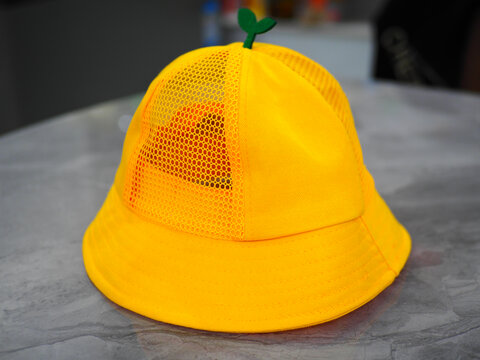 一顶黄色的遮阳帽