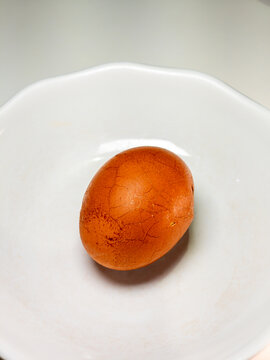 餐桌上白色餐盘里的卤鸡蛋