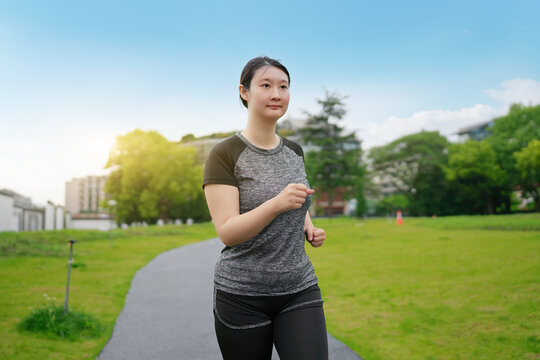 年轻女子在城市公园环境中慢跑