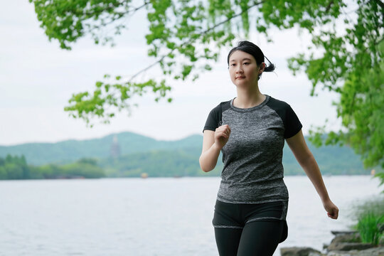 在自然景观中健身锻炼的女性