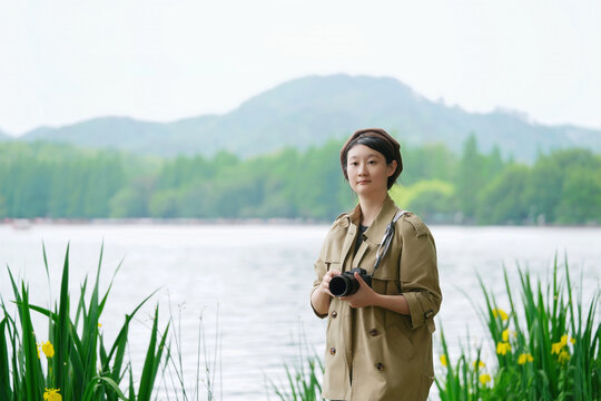 女性自然摄影师捕捉湖畔瞬间