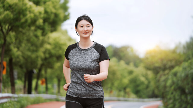 活跃的女人在公园里享受健康慢跑