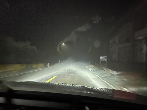 夜间大雾公路上恐怖气息弥漫笼罩