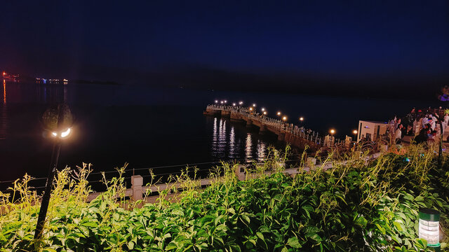 海边夜景栈桥