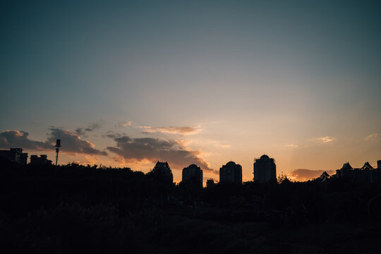 夕阳下的城市轮廓