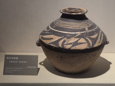 博物馆内的彩陶罐
