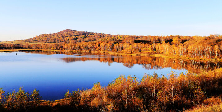 秋天的湖畔