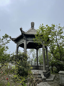 衡山山顶上的中式凉亭建筑