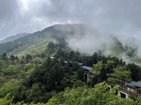 雾气缭绕的衡山山顶风景