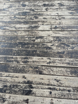 斑驳的木地板