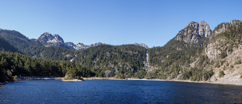 螺髻山黑龙潭全景