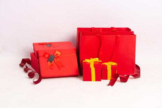 新年礼盒和红丝带