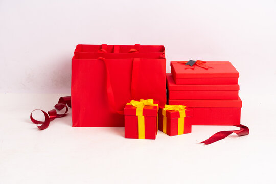 新年礼盒和红丝带