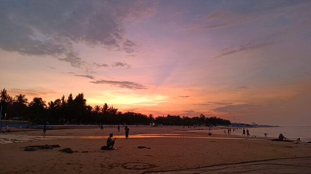 海边沙滩夕阳
