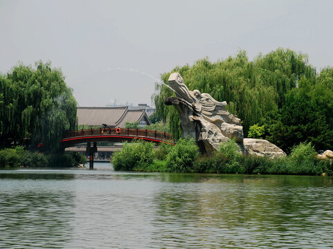 曲江池遗址公园石雕龙头喷水