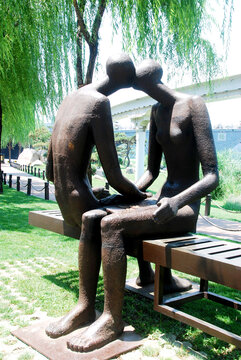 情侣凳雕塑