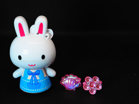 儿童兔子玩具与闪闪亮亮的戒指
