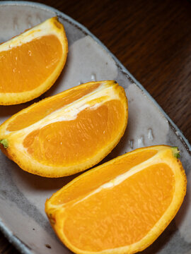 桌子上放在碟子上的切片橙子