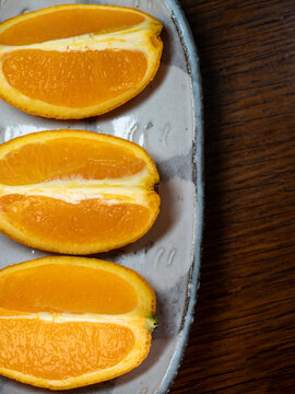 桌子上放在碟子上的切片橙子