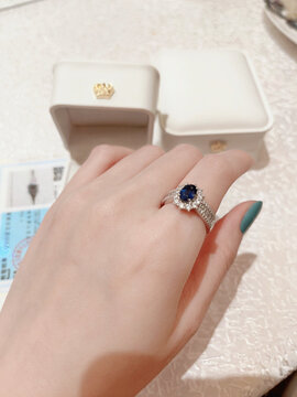 嫩白的手上带了一枚蓝宝石戒指