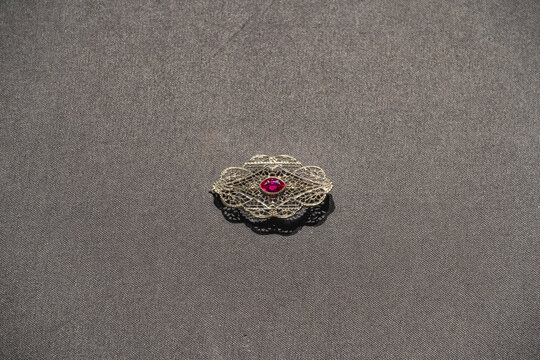 镶嵌红宝石镂空工艺白金胸针