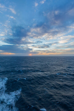 海洋日落晚霞地中海自然景观