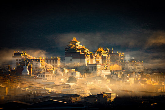 烟雾缭绕的松赞林寺