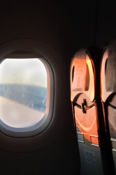 阳光照在飞机的椅背上