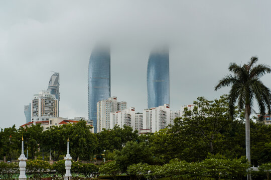 雨雾中的双子塔