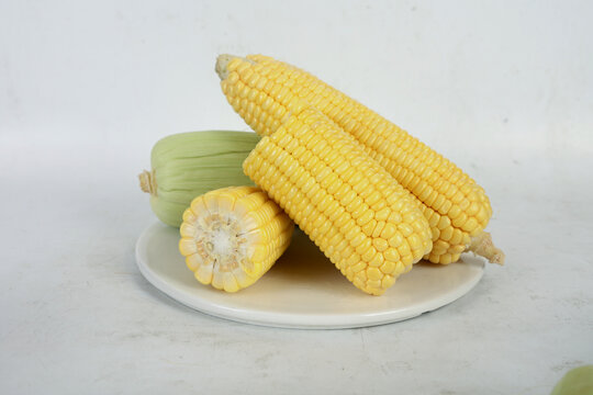 白色背景下的玉米
