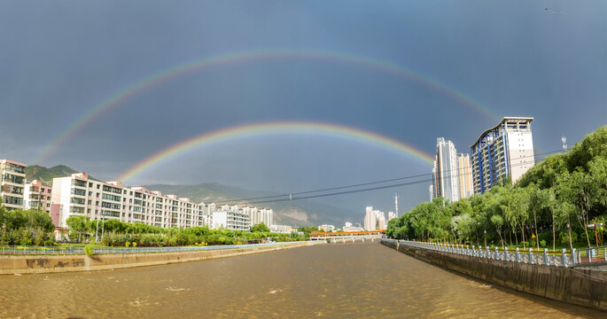 雨后西宁的彩虹全景图