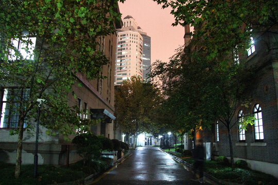 上海交通大学徐汇校区夜景