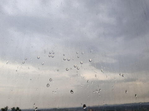 雨水落在玻璃上
