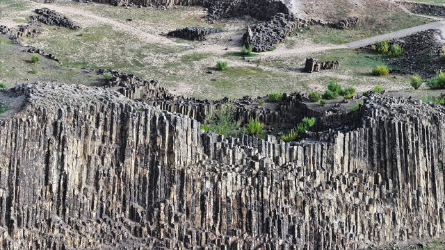 内蒙古力脑包火山石柱群