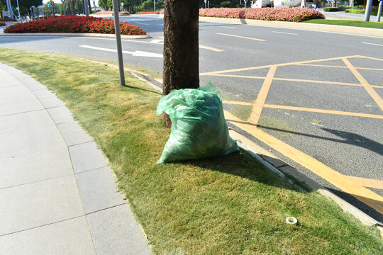 绿化工收拾好的垃圾袋