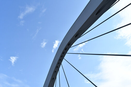 蓝天白云和桥墩