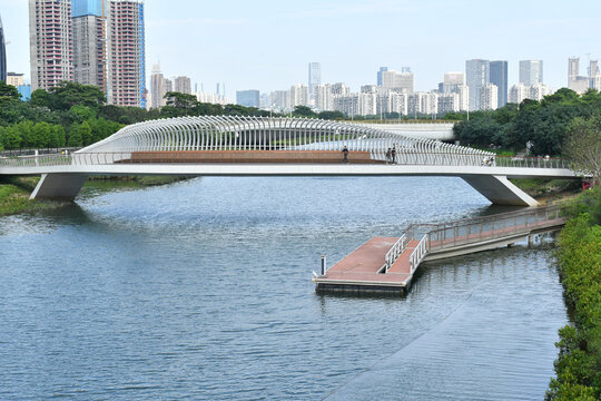 深圳前海桂湾公园的跨河桥