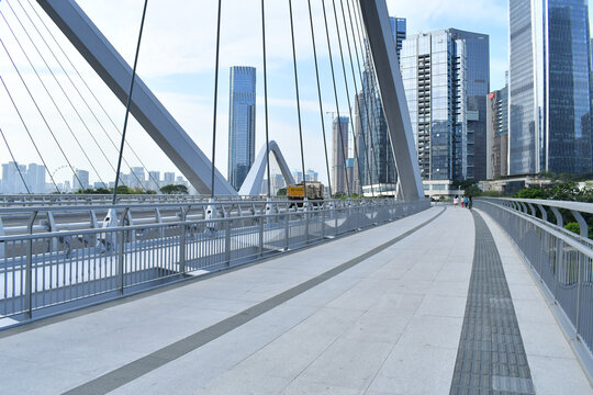 深圳前海桂湾公园上的大桥通道