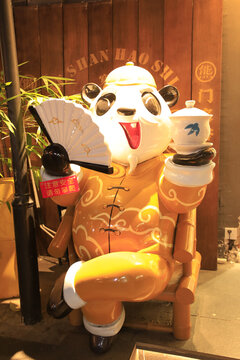 宽窄巷子国风熊猫雕塑茶馆装饰