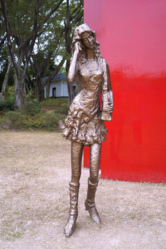女孩雕塑