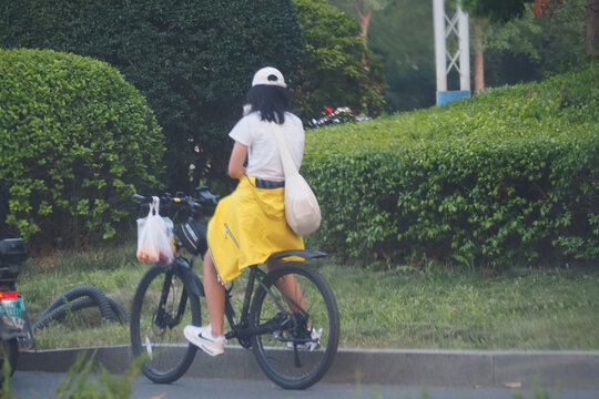 骑自行车等红绿灯的女子