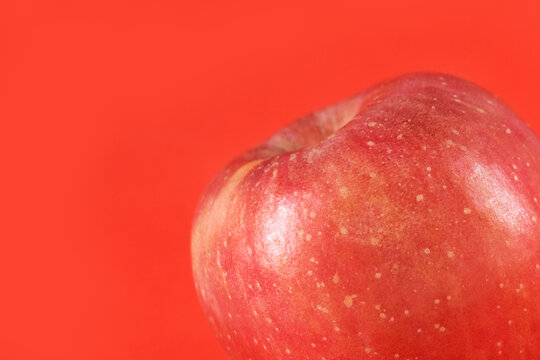 红色背景上的苹果