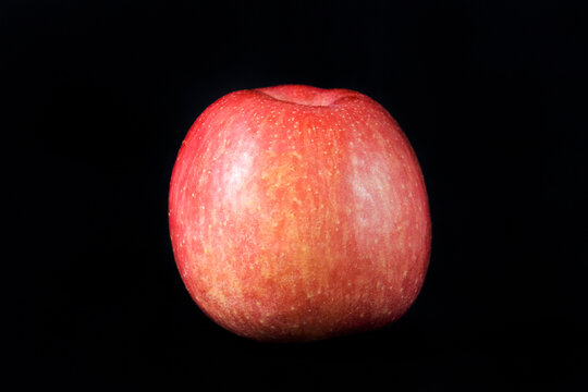 黑色背景上的苹果