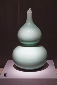清代宫廷冬青釉带盖葫芦瓷瓶