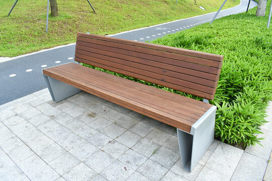 深圳公园里的木制长椅