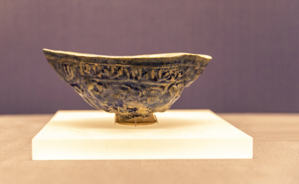 伊朗蓝釉浮雕人物纹陶杯